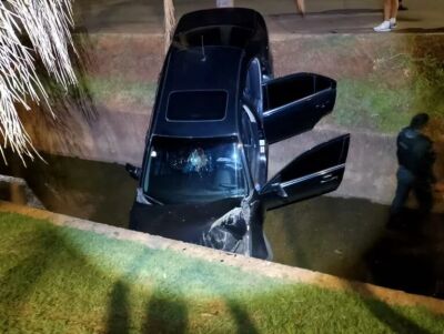 Imagem da notícia Ford Fusion cai em córrego ao desviar de carro parado na via em Chapadão do Sul